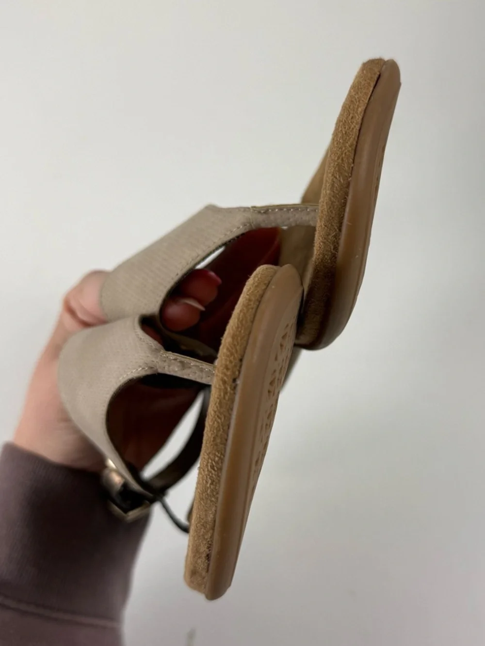 White Mountain London Flat Thong Sandals Womens 6M Taupe Faux Suede NEW